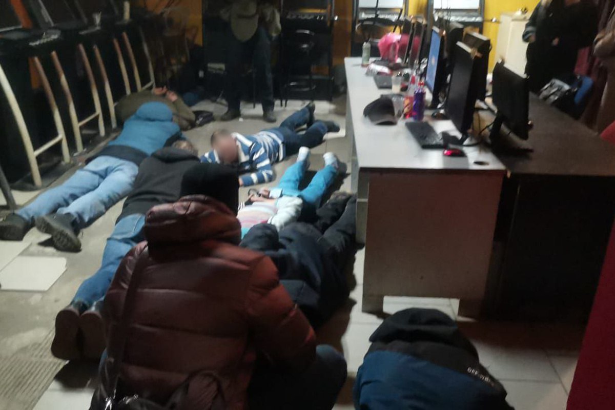 32 вологжанина предстанут перед судом за организацию подпольных казино Прокуратура Вологодской области утвердила обвинительное заключение и направила в Череповецкий городской суд уголовное дело в отношении 32 лиц Они 13 лет нелегально работали в Череповце арендовав 12 помещений по всему городу Их доход превысил 110 миллионов рублей Трое главных организаторов арестованы а на их имущество наложен арест на 90 млн рублей Преступная деятельность была пресечена в результате совместной операции сотрудников УФСБ и УМВД России по Вологодской области