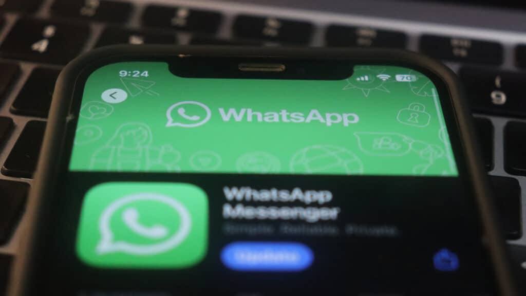 WhatsApp ограничит отправку сообщений незнакомым пользователям Мессенджер вводит ежемесячный лимит на количество сообщений которые пользователи и компании могут отправлять людям не отвечающим на них сообщает TechCrunch Если адресат ответит хотя бы один раз лимит больше не применяется WhatsApp будет предупреждать отправителей когда они приблизятся к пределу чтобы избежать блокировки kursivm kursiv news