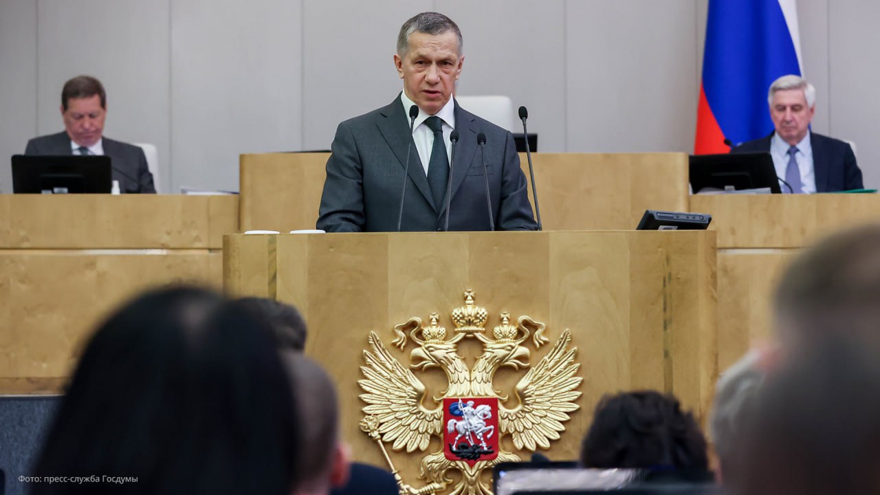 Все поставленные задачи по развитию Арктики будут решены. Юрий Трутнев выступил в Госдуме в рамках правительственного часа «Сегодня в Арктической зоне Российской Федерации реализуются сложные добычные проекты, строятся высокотехнологичные предприятия, закладываются на верфях новые атомные ледоколы. Все это – результат большого труда людей. Тех людей, которые живут в Мурманске и Архангельске, Норильске и Нарьян-Маре, Анадыре и Салехарде», – отметил в своем выступлении Юрий Трутнев. Важную роль в развитии Арктики играет привлечение инвестиций. В Арктике создана самая большая в мире особая экономическая зона. Здесь реализуется более тысячи инвестиционных проектов с общим объемом инвестиций более 2 трлн рублей. За последние 5 лет в рамках реализации национальных проектов и единой президентской субсидии в Арктике построено более 60 новых больниц и поликлиник, 48 школ и детских садов, 17 спортивных центров. Приняты решения о создании в Мурманске и Архангельске новых университетских кампусов. Возведено 3,4 млн кв. м нового жилья, что дало возможность обеспечить новыми комфортными квартирами и домами 57 тыс. семей. Вице-премьер подчеркнул особое значение Северного морского пути, развитие которого создает условия для реализации планов производственной деятельности таких компаний, как «НОВАТЭК», «Газпром», «Норникель», «Лукойл». Уплаченные этими компаниями налоги обеспечат создание новой налоговой базы в объеме 13 трлн рублей к 2035 году. Новым вызовом является реализация мастер-планов 16 опорных населенных пунктов Арктики – это создание и реконструкция более 600 объектов инфраструктуры – дорог, аэропортов, объектов ЖКХ, здравоохранения, культуры, спорта и досуга. На эти цели в новых нацпроектах заложено 106 млрд рублей. «Очень много надо сделать для того, чтобы Арктика развивалась, для того, чтобы развивался Дальний Восток. Уверен в том, что мы вместе все поставленные задачи решим», – подытожил Юрий Трутнев. #регионы