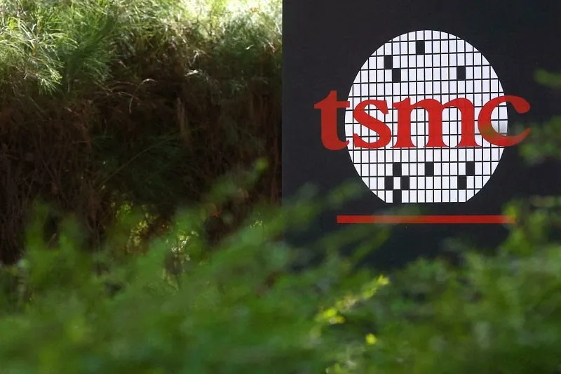 Чистая прибыль TSMC в I квартале взлетела на 58 превысив прогнозы TSM TSMC зафиксировала рекордную чистую прибыль в размере 572 48 млрд тайваньских долларов 18 15 млрд за три месяца завершившихся 31 марта превысив оценку Bloomberg в 542 38 млрд тайваньских долларов Этот показатель вырос на 58 3 по сравнению с аналогичным периодом прошлого года Высокая прибыль была достигнута в основном благодаря росту выручки на 35 которая в первом квартале составила 1 134 трлн тайваньских долларов jkinvest news jkinvest