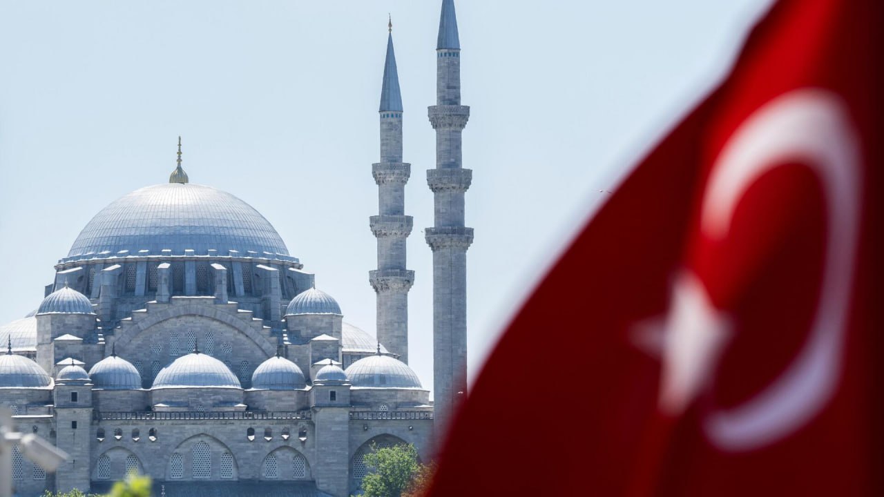 OneTwoTrip представил топ популярных зарубежных направлений в новогодние праздники Список возглавил Стамбул Представители сервиса пояснили что речь идёт о городах которые выбирали для отдыха путешествующие в одиночестве туристы Далее в списке Бангкок замыкает тройку лидеров Париж Также в топ 5 вошли Рим и Минск пишет ТАСС со ссылкой на исследование Что касается путешествий внутри страны в длинные зимние выходные то большинство туристов одиночек выбрали поездки в Москву на столицу приходится 19 9 и Санкт Петербург 17 9 Также в лидерах рейтинга Казань Нижний Новгород и Адлер Средняя продолжительность поездок по России составляет 2 5 дня Подписаться на Говорит Москва Telegram VK MAX