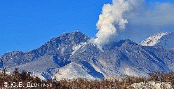 На Камчатке вулкан Шивелуч выбросил пепел на высоту 10 километров Накануне ученые зафиксировали мощный выброс пепла из вулкана Шивелуч Высота пеплового облака достигла 10 километров над уровнем моря Нажмите для подробностей kam24 ru news main 20260124 124800 html utm source telegram utm medium messenger