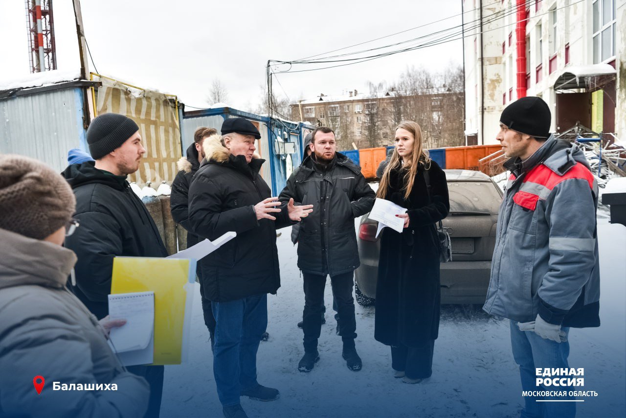 Николай Черкасов проверил ход капремонта школы № 32 в Балашихе  Депутат Мособлдумы Николай Черкасов посетил образовательное учреждение, ознакомился с работами, которые благодаря народной программе будут выполнены на объекте. Сейчас специалисты проводят демонтаж.   «Здесь предстоит выполнить большой объем работ. Фактически – это второе рождение школы. Мы будем просить внести изменения в проект ремонта школы, потому что самый главный вопрос - это горячее водоснабжение. Школа не должна функционировать с электрическими бойлерами. Договорились до конца года проработать этот вопрос, чтобы после нового года выделить дополнительное финансирование из областного бюджета», - сказал Николай Черкасов.   Здание образовательного учреждения было построено в 1959 году. В рамках парпроекта «Новая школа» в здании планируется проведение кровельных и фасадных работ, устройство входных групп, замена систем отопления, вентиляции, канализации, внутренние работы. Кроме того, проведут благоустройство прилегающей территории, закупят новую мебель и оборудование.  #ЕдинаяРоссия #Подмосковье #ЕР50 #Новаяшкола #НароднаяПрограмма    Подписаться   Единая Россия Подмосковье