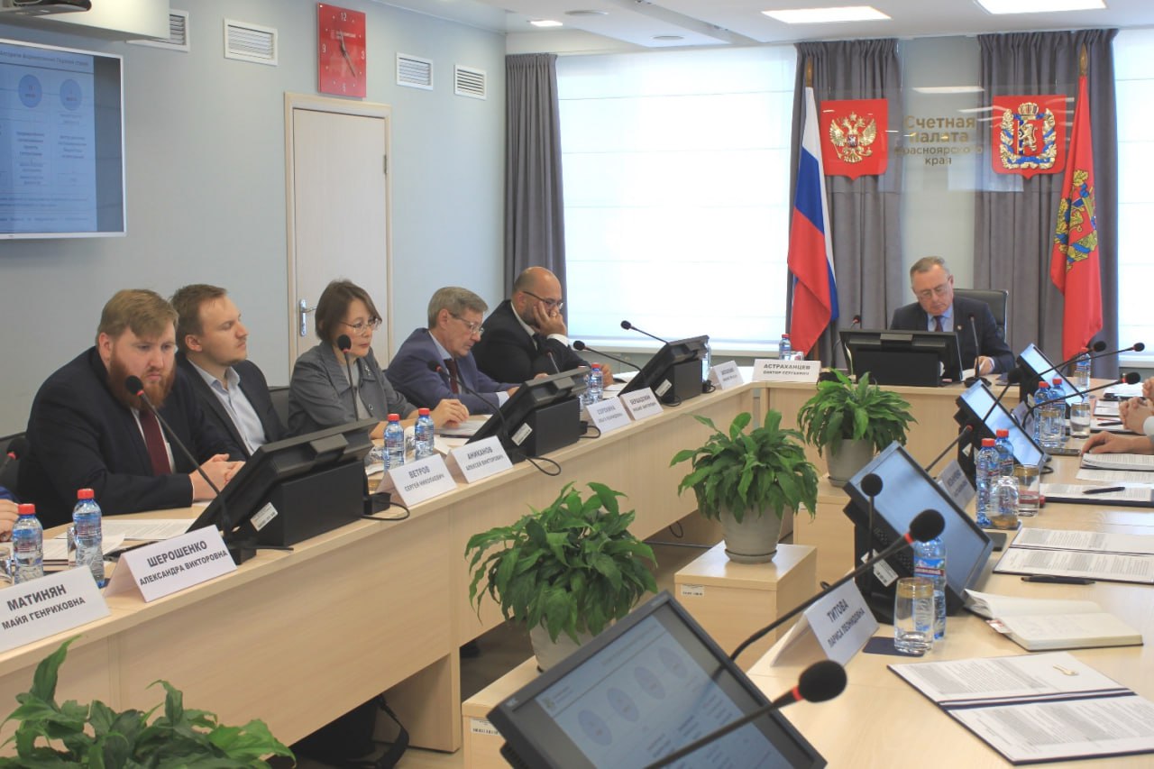 Задержан начальник управления капитального строительства Красноярского края Сергей Ветров Информацию об этом подтвердил источник ТВК Известно что он проходит по делу о присвоении денег при строительстве жилья для сирот в 2022 году  Сейчас у силовиков возникли претензии по одному из госконтрактов на постройку дома для сирот Подробности позже Красноярский лев   Против Ветрова возбудили уголовное дело о превышении должностных полномочий Детали не уточняются однако источник поясняет что речь идет о строительстве дома для детей сирот в Нижнем Ингаше НГС Недавно Счётная палата Красноярского края проверяла деятельность минстроя и УКСа в части целевого и эффективного использования средств краевого бюджета предоставленных на осуществление бюджетных инвестиций в целях строительства многоквартирных жилых домов для обеспечения жилыми помещениями детей сирот Цитаты из выводов аудиторов   выявлены недостатки и нарушения нормативного правового регулирования исполнения государственных контрактов использования имущества переданного из краевой в муниципальную собственность Имеются признаки ущерба краевому бюджету  Счетная палата края отмечает что строительство нового жилья является более затратным по сравнению с другими способами обеспечения жилыми помещениями Т е мало того что строили непонятно как так ещё и целесообразность строительства оказалась весьма сомнительной проще и дешевле было эти квартиры для сирот просто купить NeNASHI