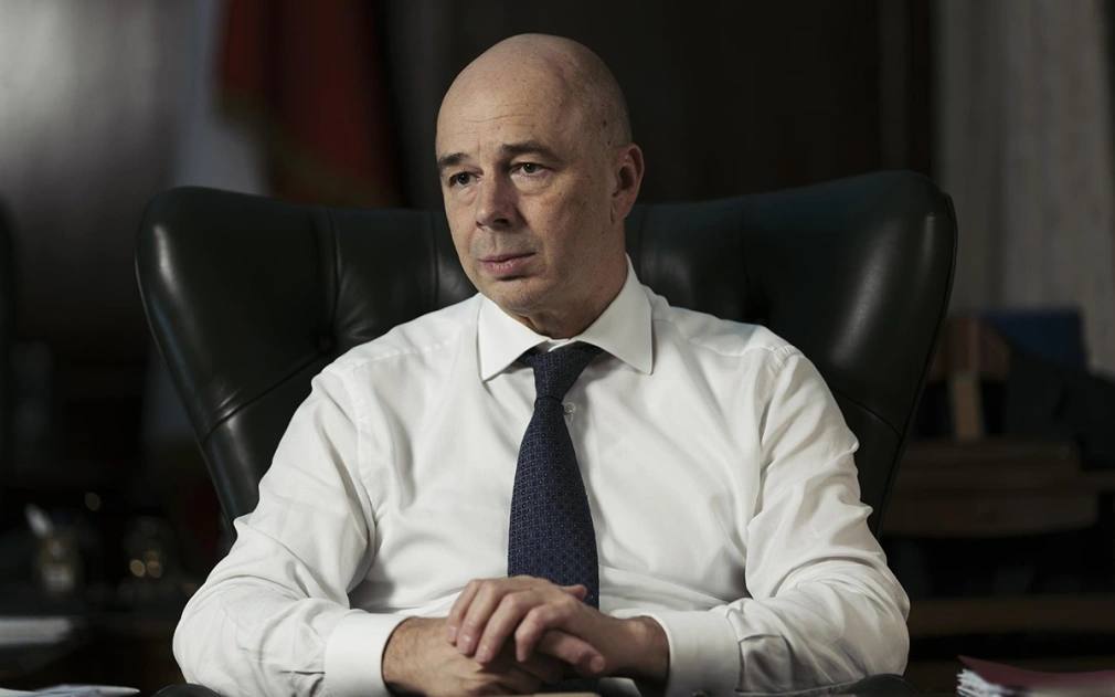 Силуанов назвал нецелесообразным ужесточение условий по льготной ипотеке Ужесточать или менять условия выдачи льготной ипотеки не планируется. Об этом на заседании комитета по бюджету и налогам Государственной думы заявил министр финансов Антон Силуанов. «Ждем снижения ставок в экономике и сокращения расходов по госпрограммам. Охлаждение экономики не может продолжаться бесконечно», — заявил Антон Силуанов. #мнения Фото: Михаил Гребенщиков / РБК Читать РБК Недвижимость в Telegram