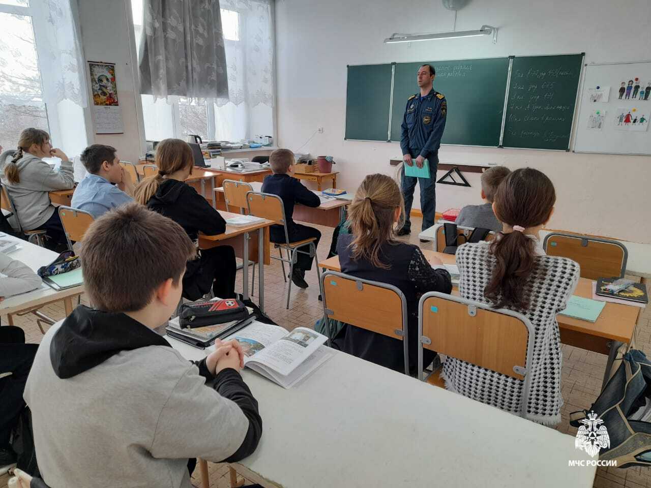 Лёд зовёт, но вы не поддавайтесь!    На побережье Ванинского и Советско-Гаванского районов сейчас повышается вероятность возникновения несчастных случаев, связанных с отрывом ледовых полей, взломом припая. Чтобы избежать трагедии инспекторы ГИМС МЧС России проводят активную профилактическую работу.    Специалисты МЧС России отправляются в школы. Встречаясь с учениками разных классов, они рассказывают им о зимнем отдыхе и связанных с ним опасностях. Главное - это донести до детей, что выходить на лёд в запрещённых местах опасно для жизни.   Просветительская работа инспекторов ГИМС не ограничивается только детьми и подростками. Чтобы напомнить заядлым рыбакам о коварности льда и отжимного ветра, инспекторы ГИМС вместе со специалистами управления ГО и ЧС Ванинского района отправились в бухты Мучка и Силантьева, а также обошли побережье в Советско-Гаванском районе.   Подробнее читай  ЗДЕСЬ   #гимс #безопасностьнальду