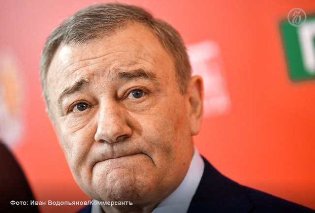 Миллиардер Аркадий Ротенберг заявил, что российский бизнес старается выживать в непростых условиях. Так он прокомментировал слова министра экономического развития Максима Решетникова о том, что Россия находится на грани перехода в рецессию. Бизнесмен указал на тенденцию охлаждения экономики из-за высокой ключевой ставки. «Я думаю, что в перспективе процентная ставка будет падать»,— сказал он РБК в рамках Петербургского международного экономического форума. Господин Ротенберг пояснил, что в настоящее время наблюдается замедление инфляции благодаря усилиям ЦБ и Минэкономразвития. По мнению Аркадия Ротенберга, ключевая ставка должна быть не выше 15%, чтобы у бизнеса была возможность вернуться к долгосрочному инвестированию. Он отметил, что в предыдущие годы российские компании активно вкладывали средства в развитие предприятий, чтобы справиться с ужесточением денежно-кредитных условий.