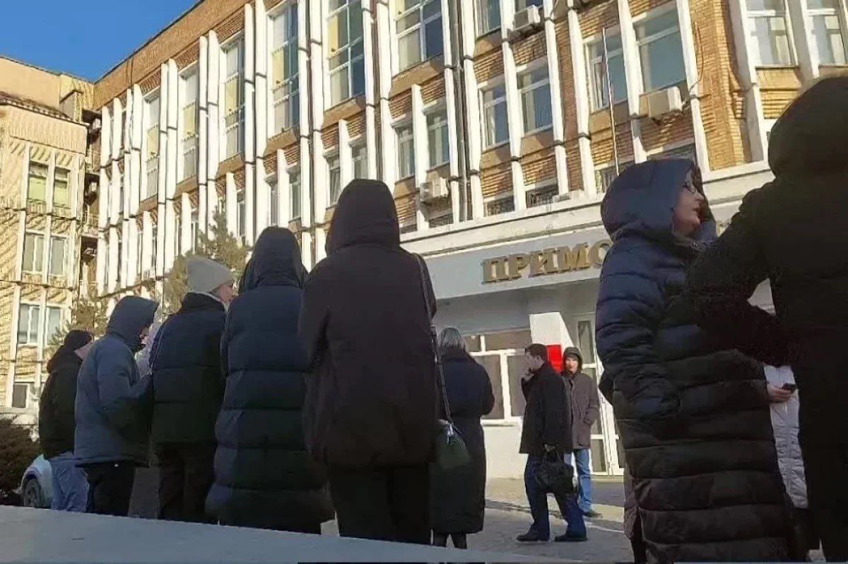 Сообщение о минировании остановило работу Приморского краевого суда во Владивостоке Сотрудников и посетителей утром эвакуировали из здания Судебные заседания прервали Правоохранительные органы проверяют помещения и территорию суда на наличие взрывного устройства Очевидцы рассказывают что люди провели на улице больше часа Информация о минировании пока не подтверждается Сроки возобновления работы и допуска в здание остаются неясными