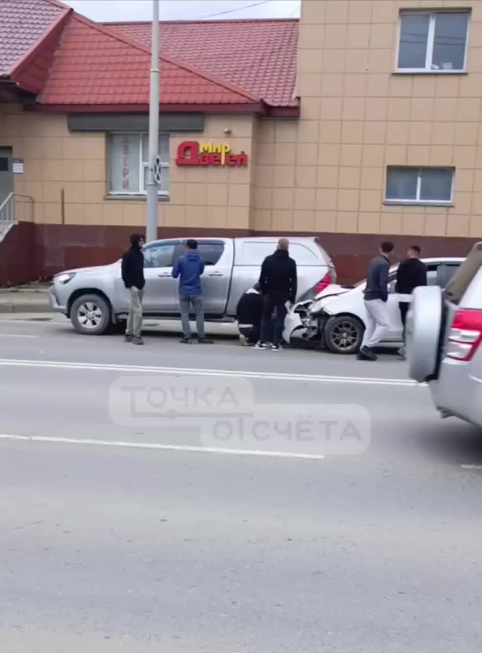 ДТП в Сочи: такси столкнулось с внедорожником на скользкой дороге