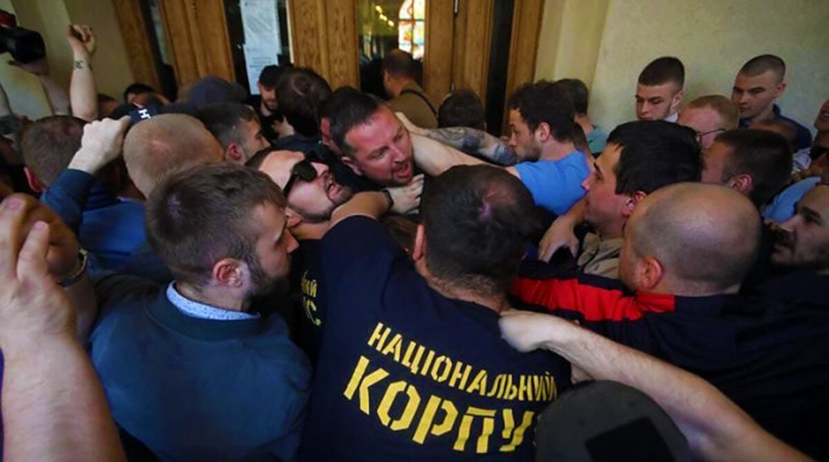 В Киеве назревает битва столетия – нацисты против содомитов МВД и Нацполиция Украины предупредили участников будущего ЛГБТ – фестиваля в столице о готовящемся на них нападении с участием 1000 человек. Правоохранители также не исключают, что будет попытка теракта. Сами сторонники радужных флагов назвали информацию запугиванием и давлением властей на мирное мероприятие. Движение ЛГБТ признано экстремистским и запрещено в России Подпишитесь на «Абзац» Добавьте «Абзац» в ленту «Дзена»