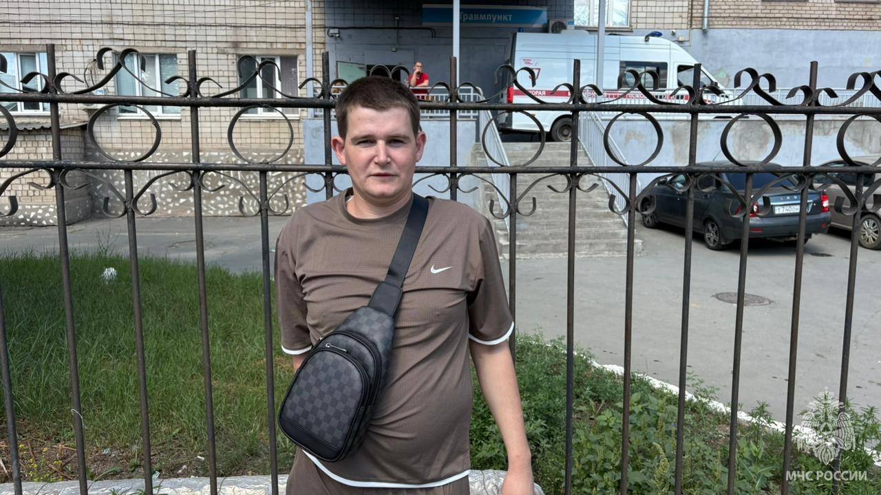 В Оренбургской области прохожий спас двоих детей из горящего дома. В пресс-службе регионального управления МЧС сообщили, что возгорание произошло в частном доме в Новотроицке. Огонь быстро распространился по комнатам и охватил постройки во дворе. Хозяйка жилья сумела выбежать на улицу, но в доме остались ее дети. Женщина бросилась за помощью к одному из прохожих, и мужчина не раздумывая согласился. Оренбуржец через окно пробрался в помещение и вытащил детей. Благодаря смелости мужчины никто не погиб, хотя сам он получил ожоги.