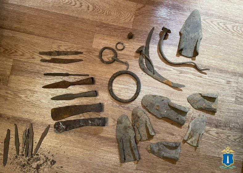 Ульяновец около двух лет занимался незаконными раскопками. 55-летний житель искал археологические предметы в районе села Атяшкино. Эта территория признана объектом культурного наследия. Свои находки мужчина продавал в частные коллекции через Интернет. Полицейские изъяли металлоискатель и около полутора тысяч предметов старины — среди них монеты и различные украшения. Экспертиза подтвердила, что мужчина уничтожил культурный слой. Материалы уголовного дела направили в суд. Подписаться Прислать новость