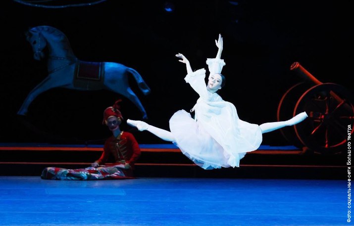 Балет Щелкунчик Большого театра покажут в прямом эфире 31 декабря на Первом канале пройдет трансляция балета П И Чайковского Щелкунчик из Большого театра Дирижер Валерий Гергиев Щелкунчик П И Чайковского это один из обязательных атрибутов новогоднего праздника по всему миру Балет возвращает веру в чудо и смелость мечтать Подключайтесь к трансляции на Первом в 12 00 по Москве