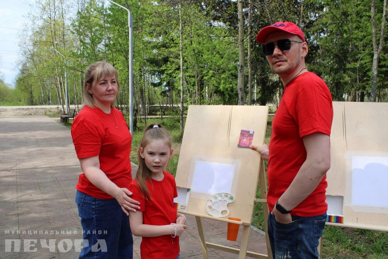  В Печоре прошёл семейный фестиваль-конкурс «Это по-нашему!» Семьи стали участниками мастер-классов по игре на русских народных инструментах, рисованию, росписи значков, изготовлению оригами и семейного оберега. Были организованы разнообразные площадки: экологическая, «Навигаторы детства», аквагрим и твистинг «Магия шаров», настольные игры. А ещё семьи соревновались в творчестве и спорте. Интересное выдалось мероприятие