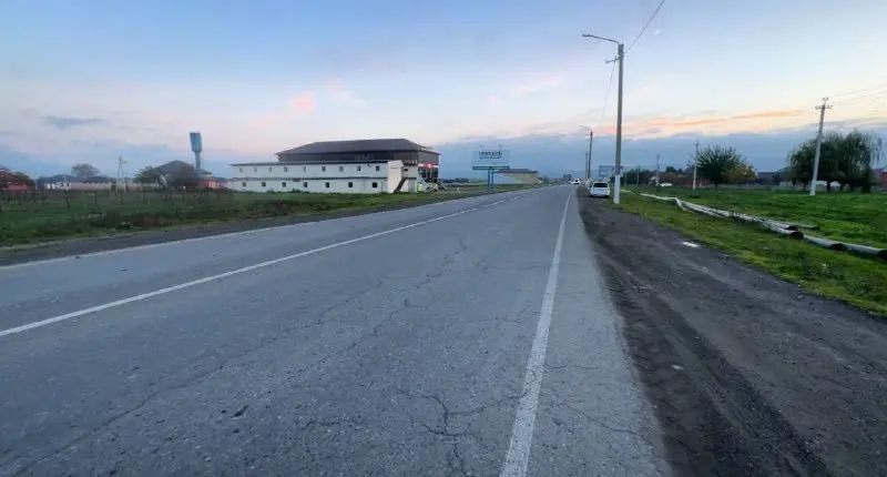 Строительство дороги первой категории к аэропорту Магас начнется в 2026 году В 2026 году в республике начнется масштабная реконструкция дороги протяженностью 3 6 км ведущей к Международному аэропорту Магас имени первого Героя России Суламбека Осканова сообщили газете Ингушетия в пресс службе Главы и правительства региона Строительство трассы с высокой пропускной способностью будет вестись в рамках государственной программы Развитие автомобильных дорог Республики Ингушетия Работы продлятся до 2028 года Проект предусматривает кардинальное обновление дорожной инфраструктуры Планируется не только расширить проезжую часть и уложить новое асфальтобетонное покрытие но и построить дополнительные объездные пути Также в планах реконструкция моста который находится на дороге и возведение надземного пешеходного перехода Безопасность участников дорожного движения будет обеспечена на высшем уровне На четырехполосной трассе установят современные дорожные знаки нанесут необходимую разметку смонтируют надежные барьерные ограждения и систему искусственного освещения Кроме того будут обустроены удобные тротуары Глава республики Махмуд Али Калиматов отметил что крайняя реконструкция автодороги проводилась 12 лет назад и за это время транспортная нагрузка значительно возросла поэтому сейчас необходимо обновить дорожное полотно Он также отметил и социальную значимость трассы она обеспечивает доступ к детскому саду и станции скорой медицинской помощи от работы которой зависит жизнь людей Именно поэтому было принято решение включить этот объект в государственную программу на будущий год После реализации проекта пропускная способность дороги существенно возрастет что особенно важно на подъезде к аэропорту Кроме того повысится уровень безопасности движения а для всех его участников будут созданы максимально комфортные условия ПОДПИСАТЬСЯ ПРЕДЛОЖИТЬ НОВОСТЬ