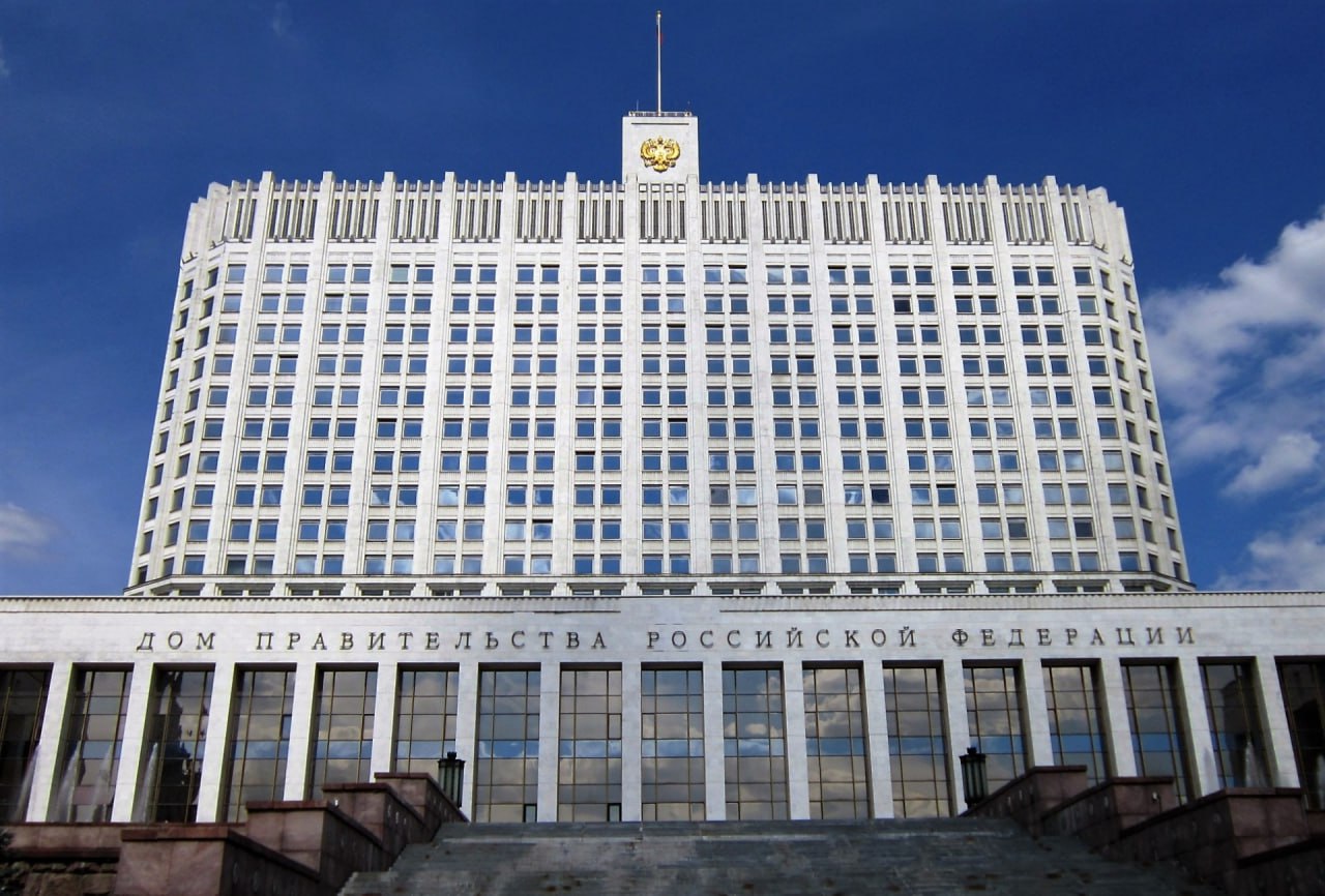 «ЭкоРегионы»  Правительство России берет под охрану природные территории Луганщины    Кабмин утвердил создание новой структуры, которая займется сохранением экосистем Луганской Народной Республики, а также развитием экотуризма в регионе. Распоряжение подписал премьер-министр Михаил Мишустин. Учреждение будет подведомственно Минприроды РФ и займется защитой уникальных природных комплексов, биоразнообразия и экосистем ЛНР.    Согласно документу, опубликованному на портале правовой информации, ключевыми задачами дирекции станут:    охрана природных объектов и поддержание их в естественном состоянии;    проведение научных исследований и экологического мониторинга;    развитие экологического просвещения и подготовка специалистов в сфере охраны окружающей среды;    организация туризма на особо охраняемых территориях федерального значения в ЛНР.    Минприроды должно за полгода зарегистрировать учреждение и утвердить его устав.      Таким образом, российские власти продолжают уделять большое внимание защите природы новых регионов. Ранее в правительстве также утвердили создание заповедника «Степь Донецкая». Он расположится на территориях ДНР и Запорожской области. У заповедника будет 4 кластера.  #ЭкоРегионы