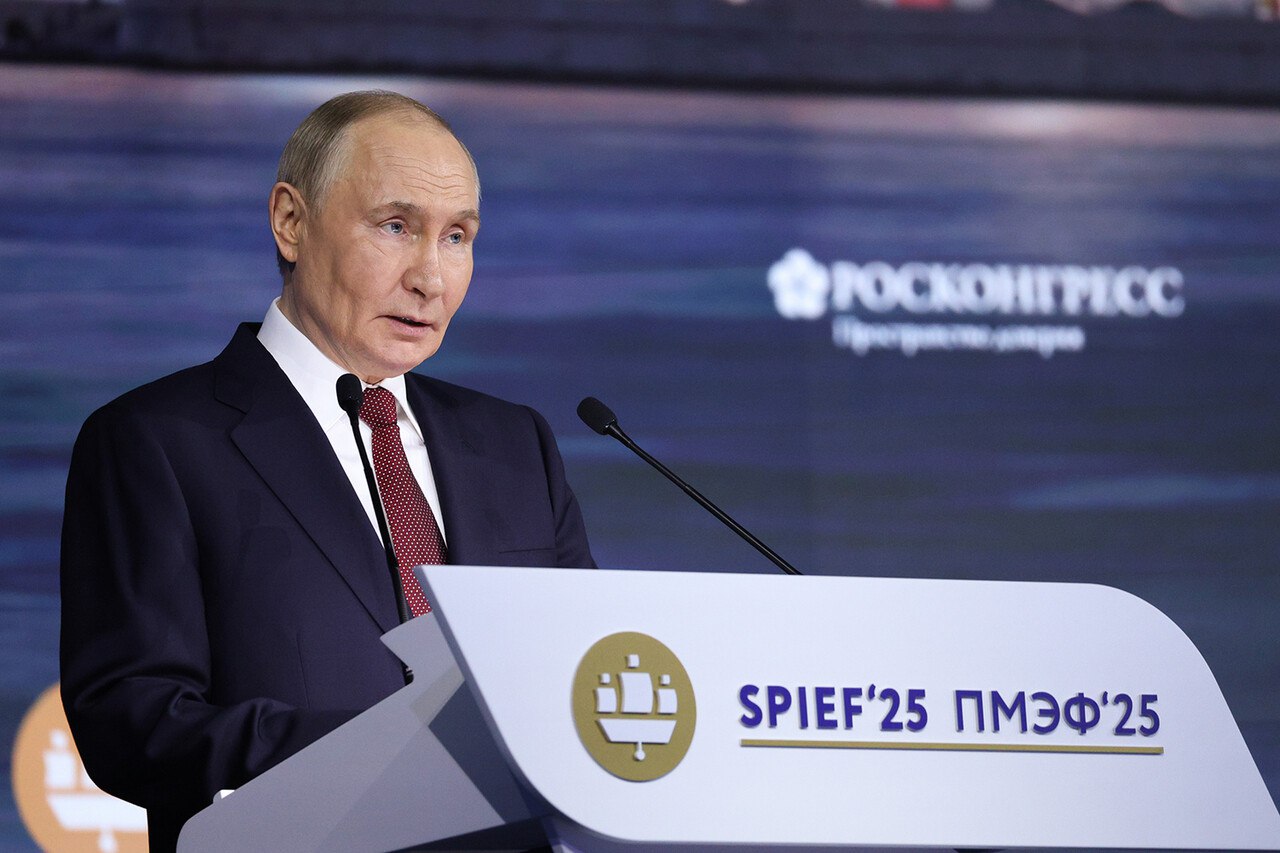 Путин заявил о необходимости развития кредитования под залог патентов и товарных знаков «Необходимо и дальше развивать рынок интеллектуальных собственности, а именно — расширять возможности кредитования под залог патентов и товарных знаков. Они должны стать для бизнеса реальным активом, который помогает привлечь средства для создания или расширения производства», — Президент РФ Владимир Путин на пленарном заседании Петербургского международного экономического форума. Он добавил, что в стране зарегистрировано около 1 млн действующих товарных знаков. В прошлом году российских брендов стало почти на 77 тыс. больше — это на 12% больше, чем в 2023 году. Путин подчеркнул, что в России будут поддерживать отечественные бренды. Фото: Росконгресс/Кирилл Казачков , VK и ОК и читайте новости на нашем сайте