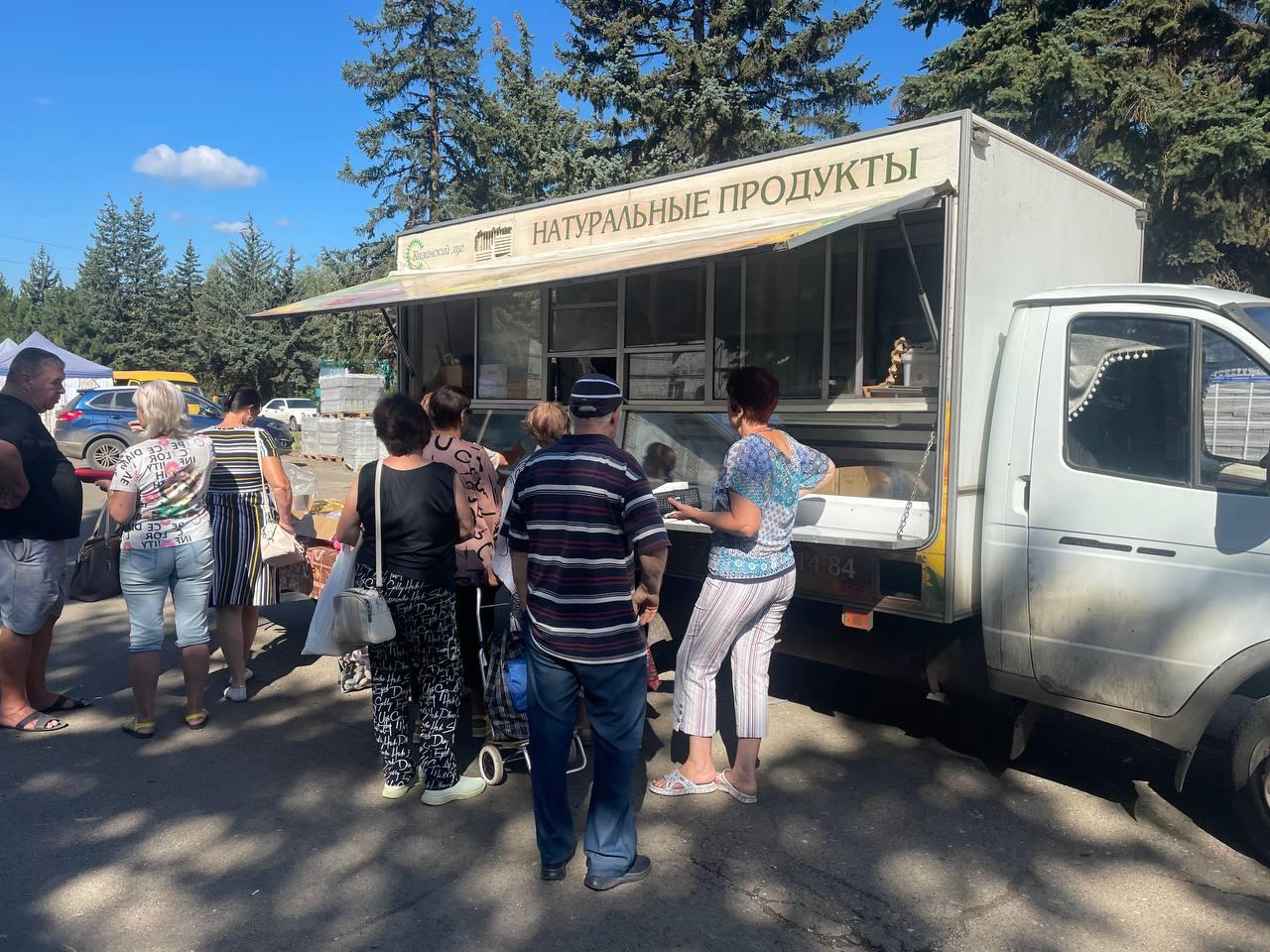 В Докучаевске на центральной площади прошла ярмарка  5 августа прошла ярмарка, где на торговых рядах жителям представили молочную, колбасную и рыбную продукцию, консервы, сладости, овощи, фрукты и др.   Официальная информация и новости городского округа Докучаевск на сайте