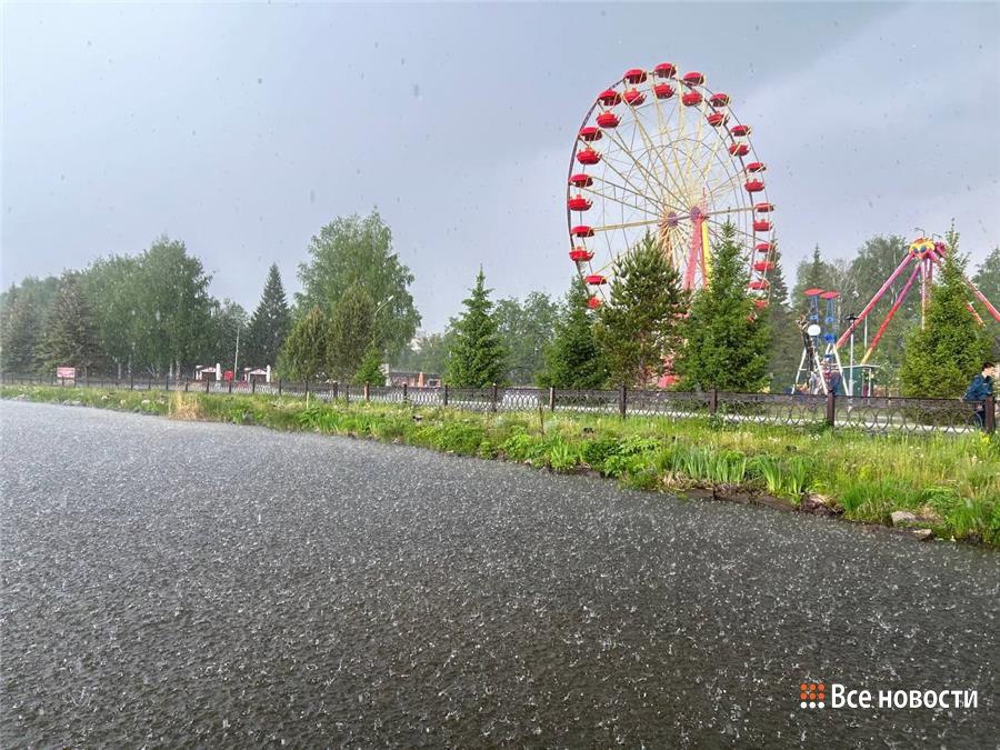 После недели аномальной жары, когда столбики термометров в Свердловской области били температурные рекорды, в регион приходит долгожданное похолодание. Нижний Тагил, как и Екатеринбург, избежит сильных ливней, но жителей всё же ждёт более прохладная и дождливая неделя. Погода кардинально изменится уже со вторника 3 июня, рассказали синоптики Уралгидрометцентра. На регион надвигается атмосферный фронт, который принесёт с собой ливни, грозы и похолодание. Температура понизится сразу на 8-10 градусов. Для Нижнего Тагила прогноз остаётся относительно благоприятным. На вторник и среду прогнозируют 20-23 градуса, самый холодный день недели ожидается в пятницу, когда температура днём составит всего от +16 °C до +19°C. Дожди вероятны во вторник и воскресенье. Ночами столбики термометров будут опускаться до +8°C, +12°C. Метеорологи предупреждают, что уже через неделю жара может вернуться, и температура снова поднимется до +30°C. Пока же тагильчанам стоит подготовиться к переменчивой погоде и не забывать зонты.