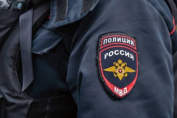 В Старом Осколе завели дело о вымогательстве 25-летний местный житель обратился в полицию — у него вымогали 48 тысяч рублей за интимные фото. По его словам, он познакомился с девушкой в мессенджере, общался с ней и обменивался откровенными фото и видео. Позже ему написал неизвестный и потребовал деньги за то, чтобы не распространять материалы. Молодой человек перевёл сумму, но вымогатель снова стал требовать деньги. Полиция возбудила уголовное дело по статье «Вымогательство». Правоохранители напоминают: не пересылайте интимные материалы и личную информацию в мессенджерах. ЧП Белгородская область - подписаться Написать нам Чат - перейти