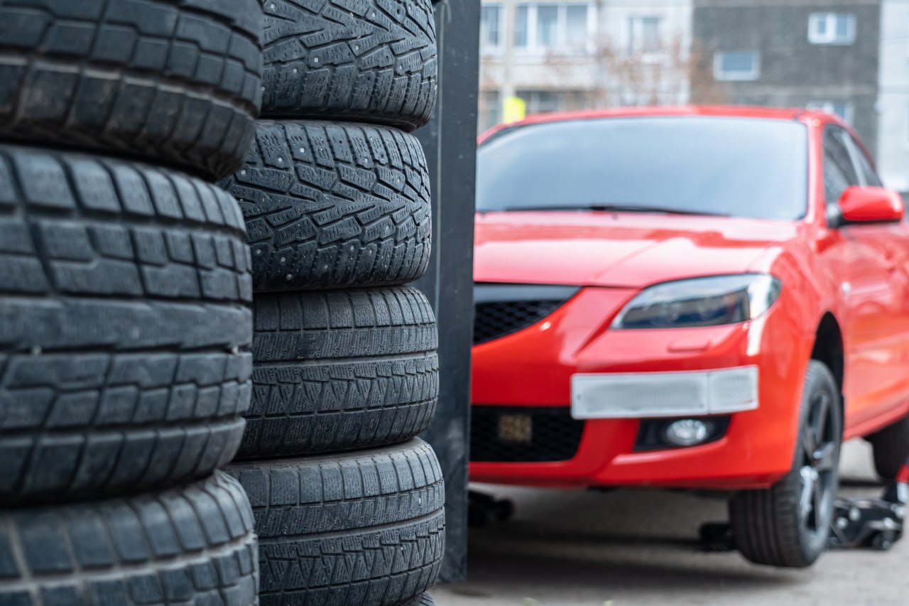 Рост продаж в Краснодаре новых нешипованных шин за сентябрь составил 7 В Краснодаре продажи новых зимних нешипованных шин за сентябрь выросли на 7 по сравнению аналогичным периодом прошлого года При этом продажи шипованных моделей остались на том же уровне По данным платформы Авито в топ 5 по объему продаж шин вошли бренды Triangle Yokohama Pirelli Continental и Bridgestone Фрикционные шины в последние годы становятся менее популярными Аналитики связывают это с изменениями климата в последние годы зимы стали менее морозными и не очень снежными Также причиной изменений спроса может быть и рост рынка полноприводных автомобилей управляемость которых на липучках несколько лучше по сравнению с моделями с одной ведущей осью Читать подробнее   www kuban kp ru online news 6644902