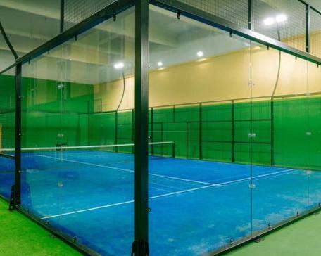 На Де Фризе построят спорткомплекс с падел кортами за 366 млн рублей В 2027 году на площадке Де Фриз планируют открыть многофункциональный спортивный комплекс с кортами для игры в падел Проект реализует компания Терминал Приморье объём инвестиций заявлен на уровне 366 млн рублей Общая площадь здания превысит 5 6 тысячи квадратных метров Помимо падел кортов здесь хотят разместить центр семейного отдыха пространства для детских кружков и групповых занятий а также площадки для турниров и соревнований Инвестор получил статус резидента ТОР Приморье и подписал соглашение с КРДВ Проект предусматривает благоустройство территории озеленение пешеходные зоны и общественные пространства Во Владивостоке падел уже развивается сейчас работают две площадки в Снеговой Пади и на Змеинке Новый комплекс на Де Фризе станет крупнейшим специализированным объектом этого формата в агломерации NEWS VL в MAX прислать новость