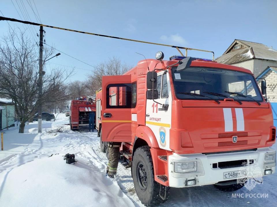 В Антраците горел жилой дом    В двухэтажном частном доме на улице Чапаева в Антраците произошел пожар.  - Загорелись личные вещи на первом этаже. Хозяину удалось самостоятельно покинуть жилье, не пострадав от огня, - рассказали в МЧС России.  За полчаса спасатели потушили пожар и не позволили огню наделать беды. Пламя уничтожило всего четыре метра квадратных домашних вещей. Вероятнее всего, что причиной пожара стало короткое замыкание электропроводки.