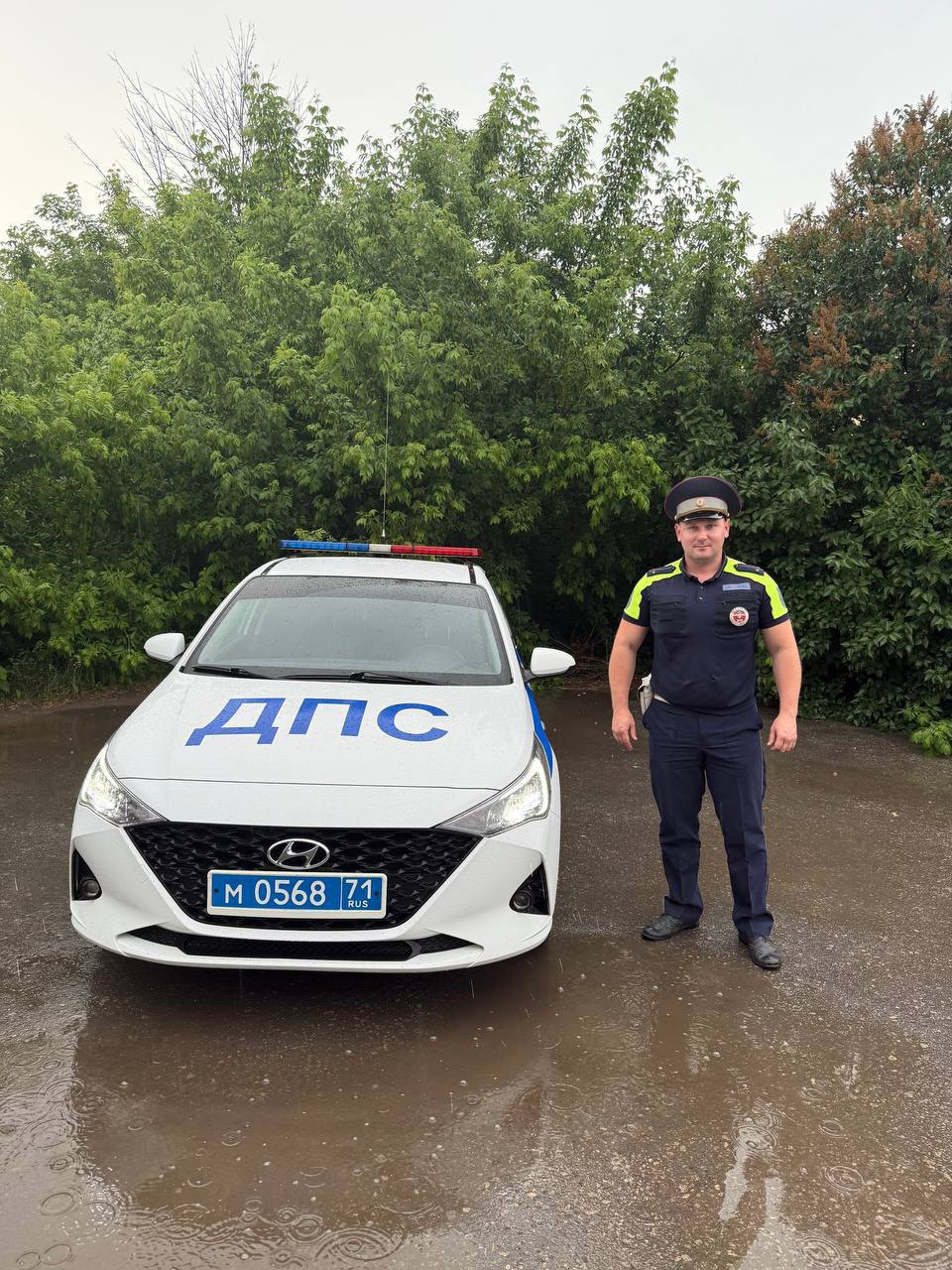 Инспектор ДПС лейтенант Дмитрий Бараковский помог водителю автобуса, который устроил ДТП на Новомосковском шоссе в Туле. Оказывается, мужчине стало плохо за рулем Полицейский находился на маршруте патрулирования, когда увидел столкновение. Автобус проехал на «красный», влетел в «Ладу» и другие машины, а после врезался в другие объекты инфраструктуры и улетел в кювет. Полицейский незамедлительно остановил свой автомобиль и побежал к месту происшествия. Через водительскую дверь автобуса он увидел, что мужчина за рулем без сознания и у него идет пена изо рта. Инспектор ДПС забежал в салон и вместе с двумя пассажирами вытащил водителя на улицу. Там полицейский начал оказывать ему первую помощь при эпилепсии, пока мужчина не пришел в себя. Также Дмитрий Бараковский вызвал на место экстренные службы. Прибывшие на место медики осмотрели водителя, госпитализация ему не потребовалась.