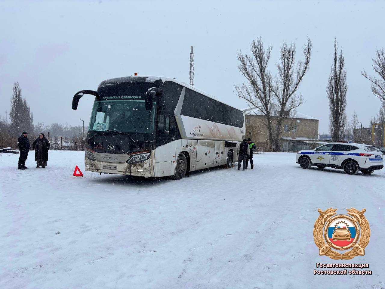 Госавтоинспекция Ростовской области оказала помощь пассажирам междугороднего автобуса  Сотрудники Госавтоинспекции Ростовской области ежедневно приходят на помощь участникам дорожного движения не только в рамках служебных обязанностей но и по зову сердца На одном из участков автодороги на территории Новошахтинска из за технической неисправности был вынужден остановиться рейсовый автобус следовавший по маршруту Брянск Донецк Симферополь В салоне находились 29 пассажиров На место незамедлительно прибыл инспектор ДПС старший лейтенант полиции Николай Котырев Сотрудник обеспечил безопасность дорожного движения организовал ограждение места остановки и оказал помощь водителю в диагностике и устранении неисправности автобуса Понимая что пассажиры оказались в непростой ситуации отделением Госавтоинспекции было организовано горячее питание чай и бутерброды а также оперативно решён вопрос с пересадкой людей в резервный автобус который продолжил маршрут  Благодаря слаженным и оперативным действиям инспектора Котырева и сотрудников Госавтоинспекции пассажиры смогли благополучно продолжить свой путь  Этот случай наглядный пример профессионализма ответственности и готовности сотрудников полиции прийти на помощь гражданам в любой ситуации gumvdro мвд мвд61 МВДРоссии полиция ростов ростовскаяобласть Подписаться на МВД 61 Подписаться Подписаться Поддержать канал
