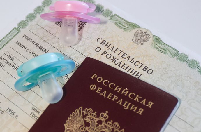 Почти 190 тысяч семей Приморского края оформили сертификаты на материнский капитал Программа господдержки реализуется с 2007 года за это время сертификаты в регионе получили 189 866 семей Родители могут распорядиться маткапиталом на покупку или строительство жилья обучение детей получать ежемесячные выплаты а также приобрести товары для адаптации детей с инвалидностью или направить средства на накопительную пенсию Работа ведётся по национальному проекту Семья Как прокомментировали специалисты Социального фонда России с 2020 года сертификаты оформляются беззаявительно на основании сведений из органов ЗАГС Электронный документ направляется в личный кабинет матери на портале Госуслуг и его получение не требует личного обращения родителей Кроме того теперь вдвое сокращён срок рассмотрения заявлений о распоряжении средствами решение выносится в течение пяти рабочих дней Наиболее популярные у приморцев направления использования маткапитала улучшение жилищных условий и оплата образования детей За время действия программы более 100 тысяч семей в регионе решили вопрос с жильём с помощью этой меры соцподдержки а более 44 тысяч оплатили образовательные услуги от яслей для малышей до учёбы старших детей в вузах или колледжах рассказала руководитель отделения СФР по Приморскому краю Александра Вовченко Семьи с доходом ниже двух прожиточных минимумов в нашем регионе данный порог составляет 42 204 рубля могут сразу после рождения ребёнка обратиться в отделение СФР за ежемесячной выплатой из средств маткапитала Её размер в настоящее время в Приморье 20 469 рублей в месяц Выплата осуществляется до исполнения ребенку трёх лет Это замечательно что семьи могут получать помощь от государства в тот момент когда она им необходима Когда я находилась в отпуске по уходу за младшим ребёнком и не могла работать ежемесячные выплаты стали большим подспорьем для семьи Оставшиеся средства мы направили на оплату обучения старшей дочери в вузе рассказала мама двоих детей Юлия Андреева которая использовала средства сертификата по нескольким направлениям В 2025 году размер материнского капитала составляет 690 266 95 рублей на первого ребёнка и 912 162 09 на второго если он родился или усыновлен после 2020 года и до его появления право на маткапитал у семьи не возникало При рождении второго ребёнка в семье ранее получившей сертификат на первенца размер капитала увеличивается на 221 895 14 рублей Сумма ежегодно индексируется Программа материнского капитала была запущена по инициативе Президента РФ Владимира Путина и продлена до 2030 года Убеждён поддержка материнства детства семьи особенно семьи большой многодетной важнейшая задача государства работа ради будущего страны Мы последовательно развиваем соответствующие меры поддержки и программы обозначил глава государства Напомним с 2025 года начал действовать национальный проект Семья Помимо новых мероприятий нацпроект содержит все ключевые действующие меры поддержки имеющие демографический эффект и направленные на поддержку семей Справочно Информацию по всем вопросам касающимся мер социальной поддержки можно получить по телефону Единого контакт центра 8 800 1 00000 1