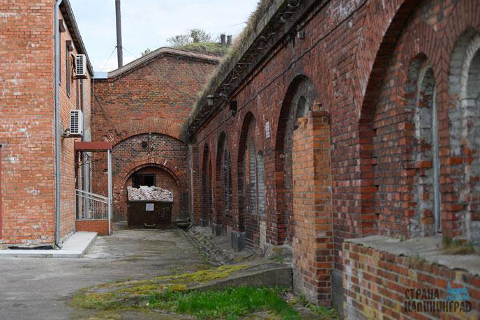 Бастион Литва обещают отреставрировать к лету 2026 года Как сообщил гендиректор Музея Мирового океана в 2025 году на объекте уже шла активная реставрация и через полгода он будет готов к сдаче Бастион Литва был построен в середине 19 века как береговая батарея он признан объектом культурного наследия Музей Мирового океана планирует разместить здесь хранилище для крупных экспонатов реставрационные мастерские и выставочные залы Подписаться Прислать новости