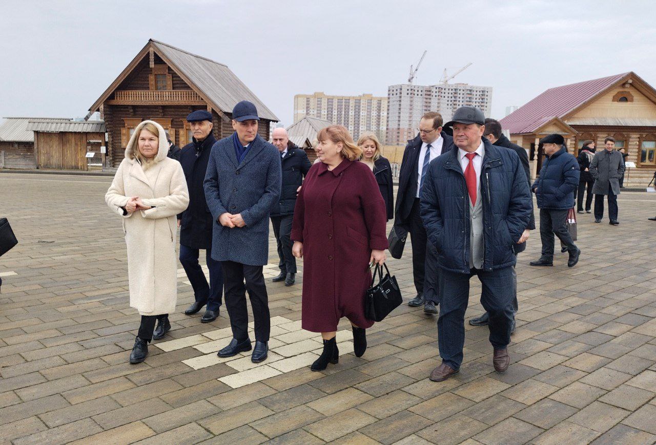 В Самару с рабочим визитом прибыла делегация Республики Мордовия и глава региона Артем Здунов.  Важной частью программы стала встреча делегации с представителями мордовских национально-культурных объединений Самарской области.   Гости посетили мордовский дом в этнопарке Дружбы народов. Затем в формате круглого стола обсудили работу объединений и поддержку со стороны республики. В частности, прозвучала просьба увеличить количество учебников и литературы на национальном языке, а также проводить больше творческих конкурсов для народных коллективов.  В планах делегации встреча с Губернатором Самарской области Вячеславом Федорищевым для обсуждения взаимодействия двух регионов.    ГТРК Самара