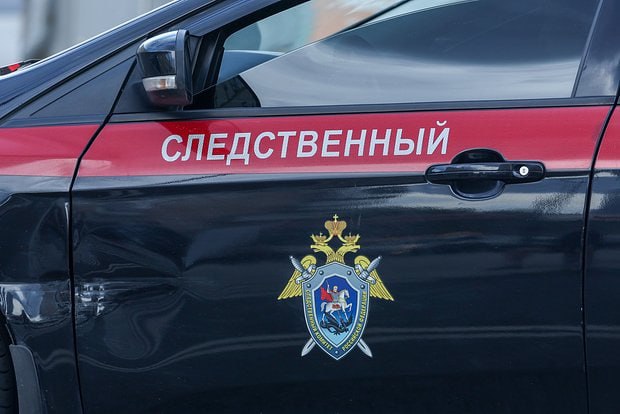 На Дону осудят предпринимателя, который насиловал двух несовершеннолетних девушек В Ростовской области бизнесмен удерживал и насиловал трёх девушек. Двум из них было по 17 лет, третьей — 18. Жертвы попали в руки мужчины в 2023 году в Каменске-Шахтинском. Девушек представил местному предпринимателю их общий знакомый. Мужчина пригласил их к себе домой. Однако общение не задалось. Он запер девушек у себя дома и начал издеваться над ними. Он насиловал жертв и заставлял употреблять наркотики. А также снимал это на видео. Через несколько дней мужчина отпустил девушек домой. Но до этого пригрозил убийством, в случае если они что-то расскажут о случившемся. Испуганные, они вернулись домой. Несмотря на угрозы, девушки рассказали о случившемся родителям. Те сразу обратились в полицию. Во время обыска в квартире подозреваемого нашли порнографические материалы с участием жертв, наркотики и контрафактные сигареты на сумму более трех миллионов рублей. Бизнесмен активно торговал сигаретами. Его задержали. Теперь мужчину обвиняют по статьям «Незаконный оборот товаров и продукции без маркировки и или нанесения информации, предусмотренной законодательством Российской Федерации», «Незаконное лишение свободы», «Незаконный оборот наркотических средств», «Склонение к употреблению наркотических средств», «Насильственные действия сексуального характера», «Использование несовершеннолетнего в целях изготовления порнографических материалов», «Угроза убийством». Как сообщили в СУ СКР по Ростовской области, мужчина сейчас находится под стражей. Дело передано в суд. Подписаться на "Новости Ростова" Прислать новость