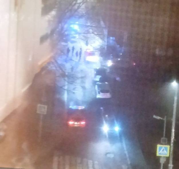 Подросток погиб из за взрыва неустановленного предмета в подмосковных Химках Ещё один человек пострадал Об этом сообщает Telegram канал 112 Инцидент произошёл в Банном переулоке в химкинском микрорайоне Сходня На месте происшествия работают экстренные службы UPD пострадали двое людей среди них 51 летняя женщина и несовершеннолетний Подписаться на Говорит Москва Telegram VK MAX