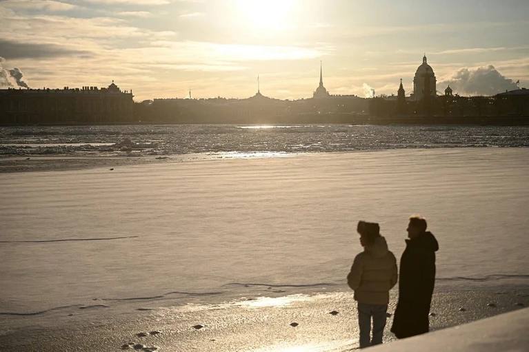 Впервые за 12 дней петербуржцы увидят солнце   Ух и ничего себе! Синоптик Колесов рассказал, что сегодня, 17 января ни снега, ни дождя не будет. Температура — выше климатической нормы для этого времени года.   И самое главное — солнце! Оно уже выглянуло и радует горожан.   Наконец-то над головой не свинец   : Алексей Булатов   : СПб — отдай свой буст нам