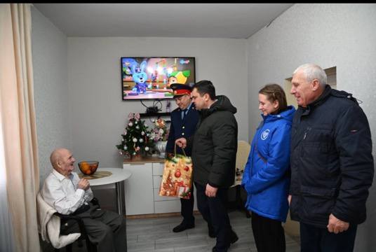 В Урюпинске  председатель городской Думы Павел Уксусов, руководитель совета ветеранов Владимир Борисенко и руководитель Урюпинского межрайонного следственного отдела Юрий Панфилов навестили и поздравили  с наступающими праздниками фронтовиков  - Василия Ивановича Балалаева и Сергея Федоровича Жогова.  «Мы считаем своим гражданским долгом в преддверии праздников навестить наших героев, оказать им внимание и подарить им новогодние наборы. Мы стараемся  сделать так, чтобы  для ветеранов предстоящие праздничные дни стали теплее и радостнее», - подчеркнула исполнительный секретарь Урюпинского городского местного отделения партии «Единая Россия» Наталья Гуреенкова.