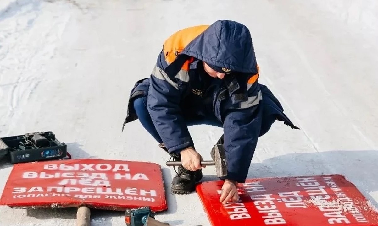 Толщина льда небезопасна улан удэнцев предупреждают о проталинах Тонкий лед отмечается на Уде Селенге в мкрн Мостовой и около торгового центра Пионер сообщили в мэрии Улан Удэ Мы еженедельно измеряем толщину льда устанавливаем и обновляем запрещающие знаки Толщина льда на многих участках города еще небезопасная Открытие переправы в мкрн Мостовой планируется после 20 декабря сообщил начальник поисково спасательной службы Егор Перелыгин Горожан просят не выходить на лед до полного его укрепления Особенно опасными являются места с быстрым течением и вблизи мостов там лед всегда тоньше Канал Ариг Ус в MAX
