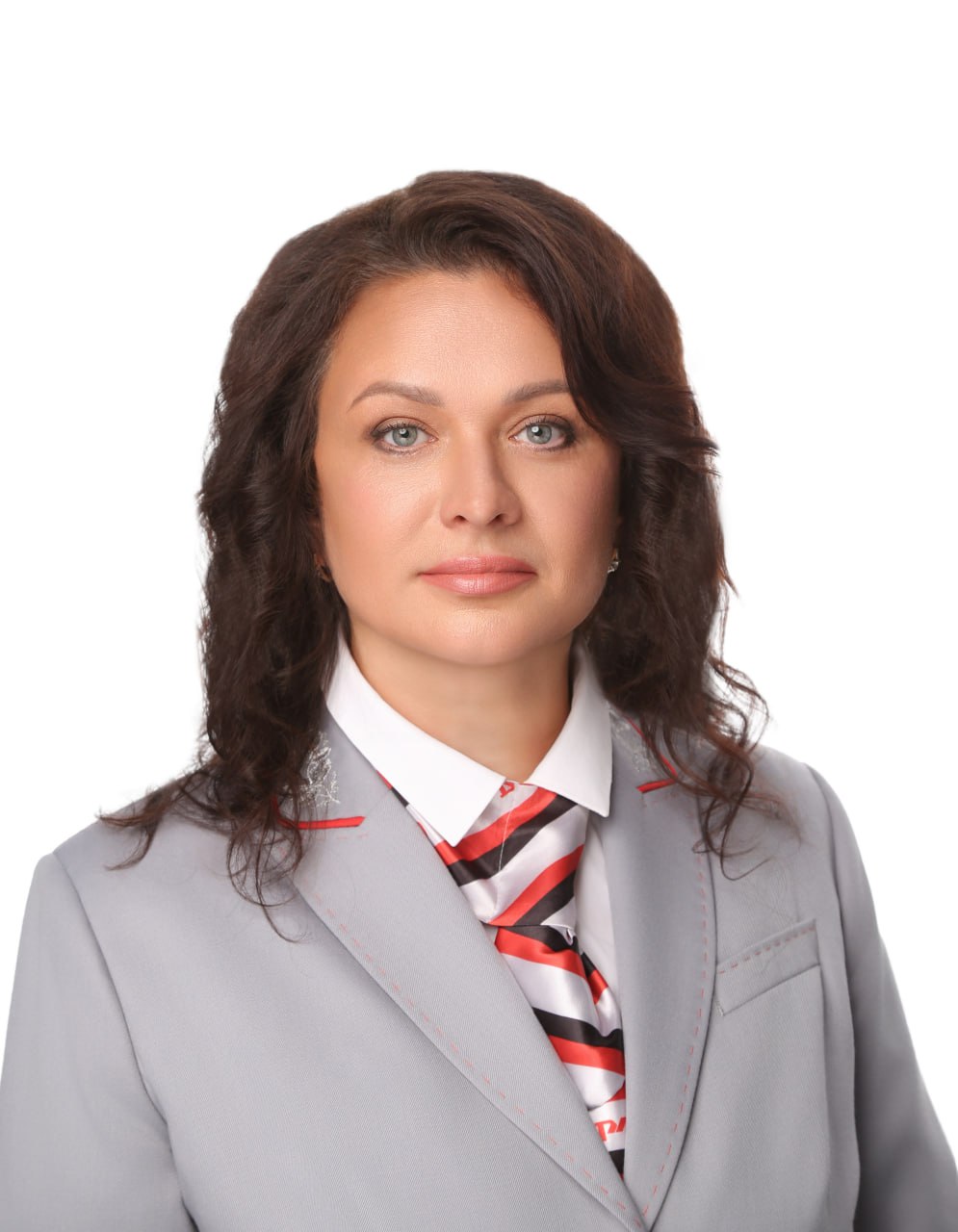 Ирина Магнушевская назначена заместителем генерального директора РЖД — начальником Центра фирменного транспортного обслуживания  ЦФТО   Соответствующее решение одобрил Совет директоров компании.   В её обязанности будут входить вопросы коммерческой деятельности компании в области грузовых перевозок.  Ирина Магнушевская родилась в Красноярске, имеет три высших образования. Работает на железнодорожном транспорте более 25 лет. Была первым заместителем начальника Красноярской железной дороги по экономике и финансам, затем заместителем начальника департамента экономики РЖД. С 2022 года возглавляла Институт экономики и развития транспорта  ИЭРТ .  Ранее занимавший должность замглавы РЖД – начальника ЦФТО Дмитрий Мурев назначен генеральным директором Федеральной грузовой компании, дочернего общества РЖД.       Оставить «бусты»    Каналы железных дорог