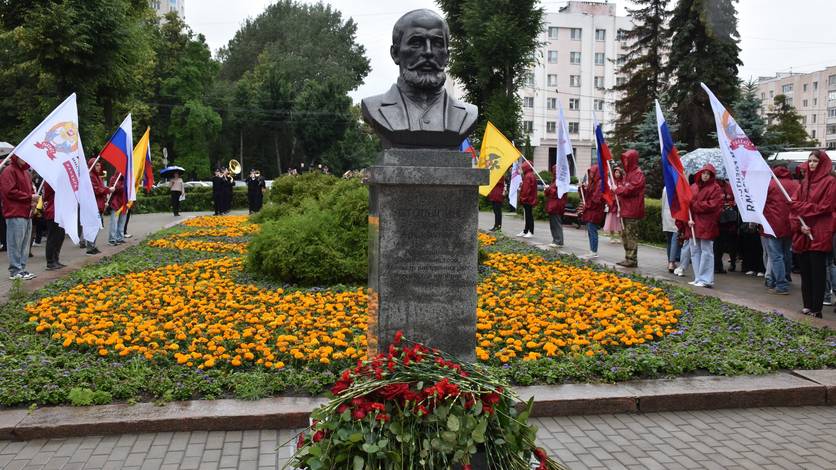 В центре Орла торжественно открыли бюст Петра Столыпина Это второй памятник великому реформатору в городе. Монумент разместили у здания областной администрации в сквере, который носит имя выдающегося политика Вести-Орел. Подписаться