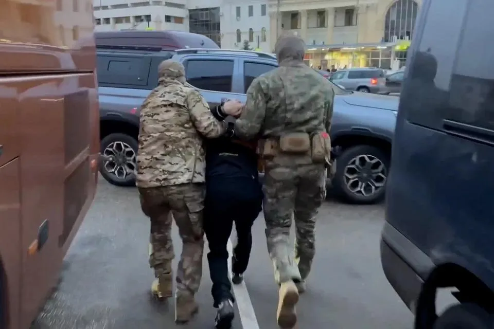 На Кубани ФСБ задержала 27 летнего жителя Каневского района при попытке выезда из страны для вступления в украинскую террористическую организацию По версии следствия мужчина самостоятельно связался с представителями военизированного объединения через мессенджер и получил инструкции по перемещению Его задержали при попытке пересечь границу Теперь фигуранту грозит до 20 лет лишения свободы по обвинению в подготовке к участию в террористической деятельности Подписаться на kpkuban Читать нас в MAX