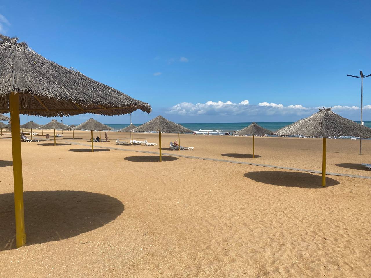 Более 100 млн рублей направят на благоустройство пляжей в Дагестане в 2026 году Об этом говорил Председатель Правительства РД Абдулмуслим Абдулмуслимов в рамках рабочей встречи с главой Минтуризма Дагестана Эмином Мердановым Министерство по туризму разработало проектно сметную документацию по развитию пляжных территорий в Каспийске Избербаше с Зеленоморск Карабудахкентского района и Арабляр Дербентского района общей площадью более 16 6 га На их благоустройство в республиканском бюджете заложено 110 млн рублей Согласно новой схеме размещения земельные участки были переданы в постоянное пользование ГБУ Туристический центр РД До начала следующего пляжного сезона все территории будут благоустроены что значительно улучшит условия для отдыха на побережье Каспийского моря Региональные меры поддержки демонстрируют хорошие результаты К примеру в 2025 году были профинансированы мероприятия по развитию туризма в муниципалитетах Предоставлена субсидия в размере 59 91 млн рублей на реализацию проектов администраций Гунибского Унцукульского Табасаранского Дербентского Ахтынского Хунзахского Сулейман Стальского Агульского районов и г Махачкалы благоустроена пешеходная туристическая тропа вдоль крепостной стены до башни в с Гуниб и смотровая площадка в Сулейман Стальском районе завершается строительство информцентра в Махачкале в Хунзахском районе за 3 года полностью завершено благоустройство водопада Тобот и Каменная чаша