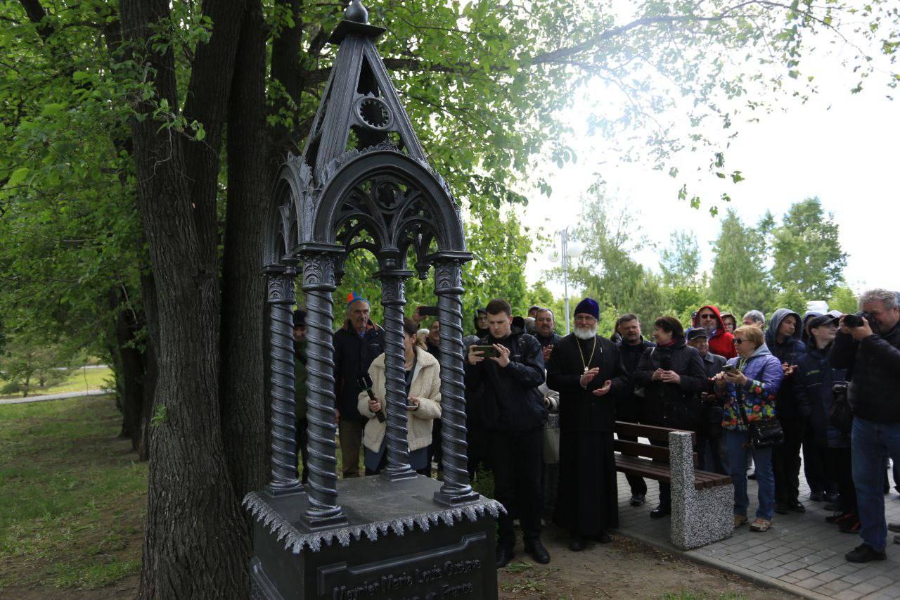 Памятник архитектору Густаву Менье открыли в Барнауле на Нагорном парке Монумент открыли на могиле Менье - первого профессионального археолога на Алтае. Этот памятник считается объектом культурного наследия, но был разрушен почти век назад. Французские ученые Густав Менье и Луи д’Эйхталь были первыми исследователями Алтая, имевшими Открытый лист – специальное разрешение на проведение археологических изысканий. Менье в 1861 году посетил Россию и заехал на Алтай: побывал в Змеиногорске, окрестностях Локтевского завода, Николаевкого и Чагырского рудников, был на Колыванской шлифовальной фабрике и Чарышском форпосте. По некоторым данным, заезжал в Бийск, в июле приехал в Барнаул, позже тяжело заболел и в 1862 году умер. Амик