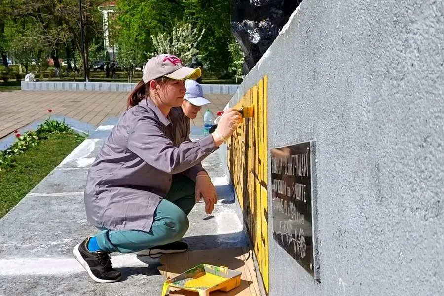 В Гомеле благоустроили памятник девушкам зенитчицам В преддверии празднования 81 й годовщины Великой Победы работники КЖРЭУП Сельмашевское сделали необходимый ремонт памятника девушкам зенитчицам погибшим при защите нашего города в далёком 1941 году Была также благоустроена прилегающая территория Подпишитесь на Гомельские ведомости