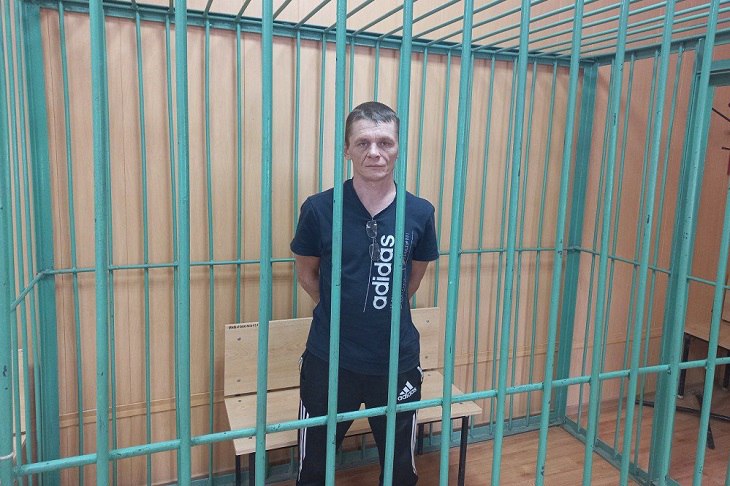 Старополтавский районный суд Волгоградской области приговорил к 2 годам колонии строгого режима Вячеслава Пятаченко за насилие и угрозы в отношении сотрудников полиции, сообщили V102.RU в объединенной пресс-службе судов региона.  Следствием и судом установлено, что 26 мая текущего года Пятаченко по системе «112» сообщил в полицию о факте торговли алкоголем по адресу его проживания. Однако в ходе проверки эта информация не подтвердилась, о чем полицейские сообщили Пятаченко.  - Однако мужчина, находясь в алкогольном опьянении, начал проявлять агрессию, выражался словами грубой нецензурной брани, оскорблял сотрудников и игнорировал их предупреждения. Затем Пятаченко ударил одного полицейского кулаком в грудь, тем самым причинив ему физическую боль. После этого, Пятаченко схватил металлическую ножовку и стал размахивать ей перед другим сотрудником полиции, угрожая ему применением силы, - рассказали в суде.