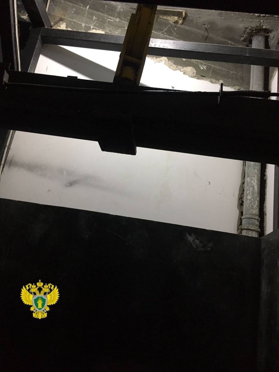 Подросток погиб в лифтовой шахте в Махачкале В торговом центре на проспекте Акушинского произошло ЧП — грузовой лифт придавил 17-летнего юношу — он умер на месте от полученных травм. Обстоятельства происшествия выясняются. Прокуратура и следователи проводят проверку. ГТРК «Дагестан» www.gtrkdagestan.ru RUTUBE SMOTRIM