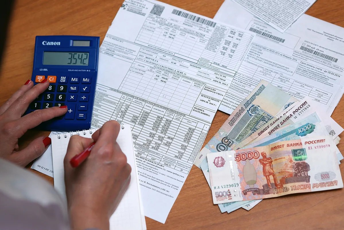 Более 26 тысяч семей в Саратовской области получают помощь с оплатой услуг ЖКХ 30 января ГЛАВ ЖКХ В Саратовской области продолжают действовать меры поддержки жителей которым сложно самостоятельно справляться с оплатой жилищно коммунальных услуг Этот вопрос обсудили на заседании комитета по вопросам жилищной строительной и коммунальной политики областной думы В регионе льготные категории граждан имеют право на компенсацию расходов на ЖКУ а также на компенсацию взносов на капитальный ремонт для жителей в возрасте от 70 до 80 лет и старше Кроме того предусмотрена субсидия на оплату ЖКХ она предоставляется независимо от наличия льготного статуса и направлена на поддержку семей с высокой коммунальной нагрузкой Самой массовой мерой поддержки остается компенсация расходов на ЖКУ для льготников Ее получают около 30 категорий граждан включая ветеранов труда инвалидов многодетные семьи и ветеранов боевых действий По состоянию на 1 января 2026 года такую компенсацию получают более 8 5 тысячи многодетных семей Средний размер выплаты в 2025 году составил от 415 рублей до 2 8 тысячи рублей в зависимости от категории Субсидией на оплату ЖКХ в 2025 году воспользовались более 26 тысяч семей и одиноко проживающих граждан Им компенсировали в среднем 22 расходов на коммунальные услуги Средний размер выплаты составил 930 рублей в месяц на семью а общая сумма перечисленных средств превысила 298 миллионов рублей Меры поддержки направлены на снижение финансовой нагрузки на жителей региона и помощь тем для кого коммунальные платежи остаются существенной статьей расходов