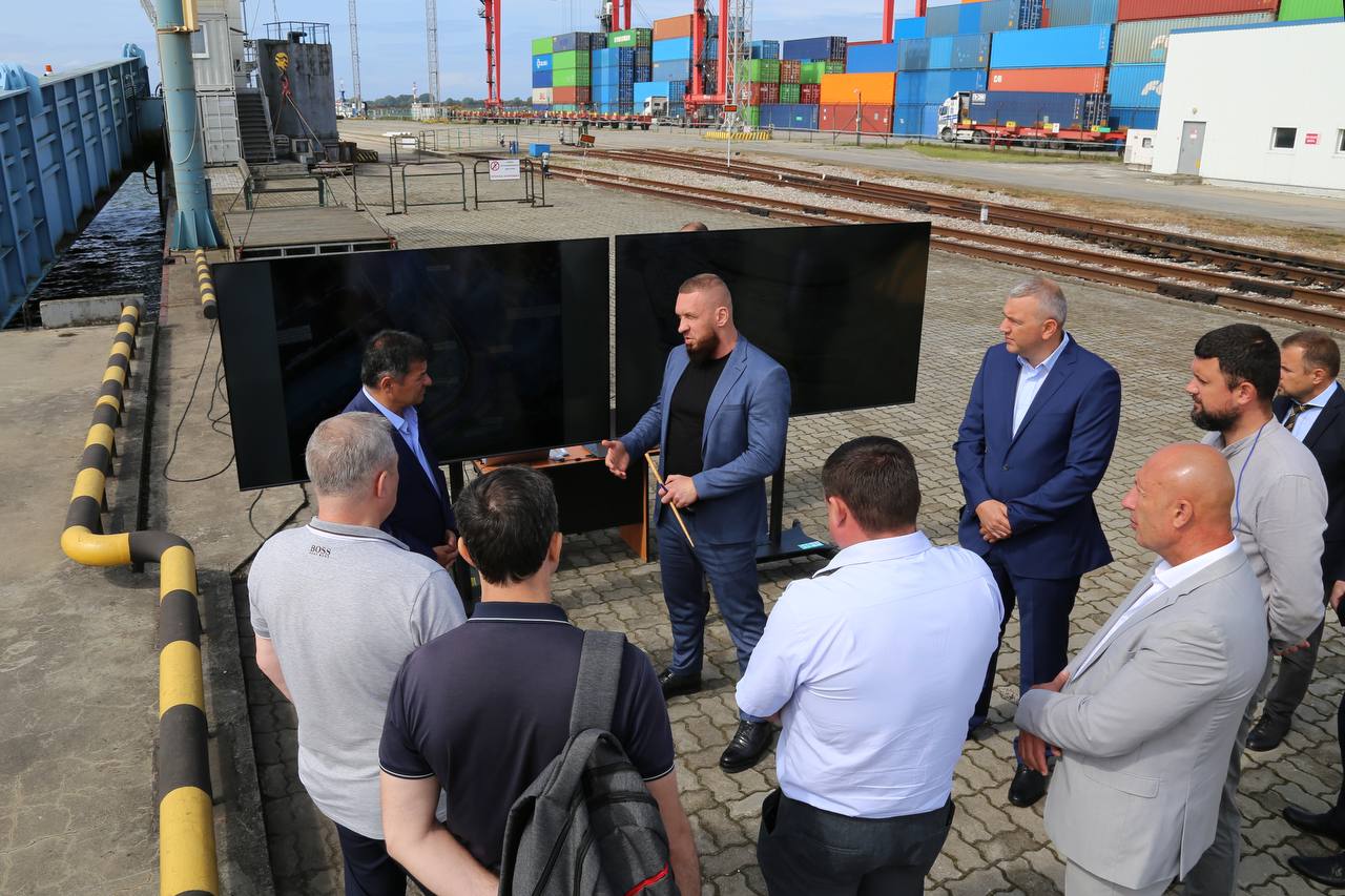 Реконструкция железнодорожных терминалов в Балтийске и Усть-Луге позволит увеличить пропускную способность паромной линии в 1,8 раза. Паромный комплекс, а также строительную площадку морского терминала в Пионерском посетили в рамках рабочей поездки в Калининградскую область руководитель Росморречфлота Андрей Тарасенко и генеральный директор ФГУП «Росморпорт» Сергей Пылин. С января по июнь на железнодорожном паромном комплексе в Балтийске перегружено более 1,1 млн тонн накатных грузов и вагонов, что на 19% больше, чем за аналогичный период прошлого года. С представителями региона обсудили вопрос увеличения количества паромов на линии «Морской порт Усть-Луга – морской порт Калининград», а также необходимость продолжения программы субсидирования морских перевозок.