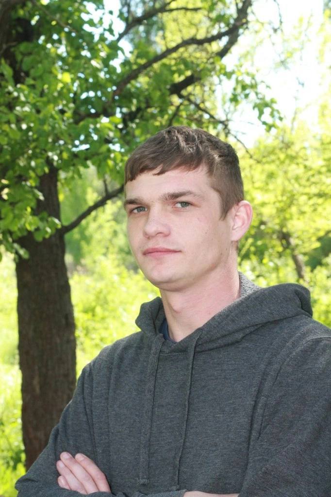 36-летний Назар Трофимов, работающий на кафедре одного из симферопольских учебных заведений, активно строчил в украинском чате в Telegram. Мужчина с анонимного аккаунта активно призывал убивать русских и не скупился на оскорбления.  Как сообщили в ФСБ, расследование уголовного дела завершено, мужчине грозит до пяти лет за решёткой, его объявили в международный розыск.