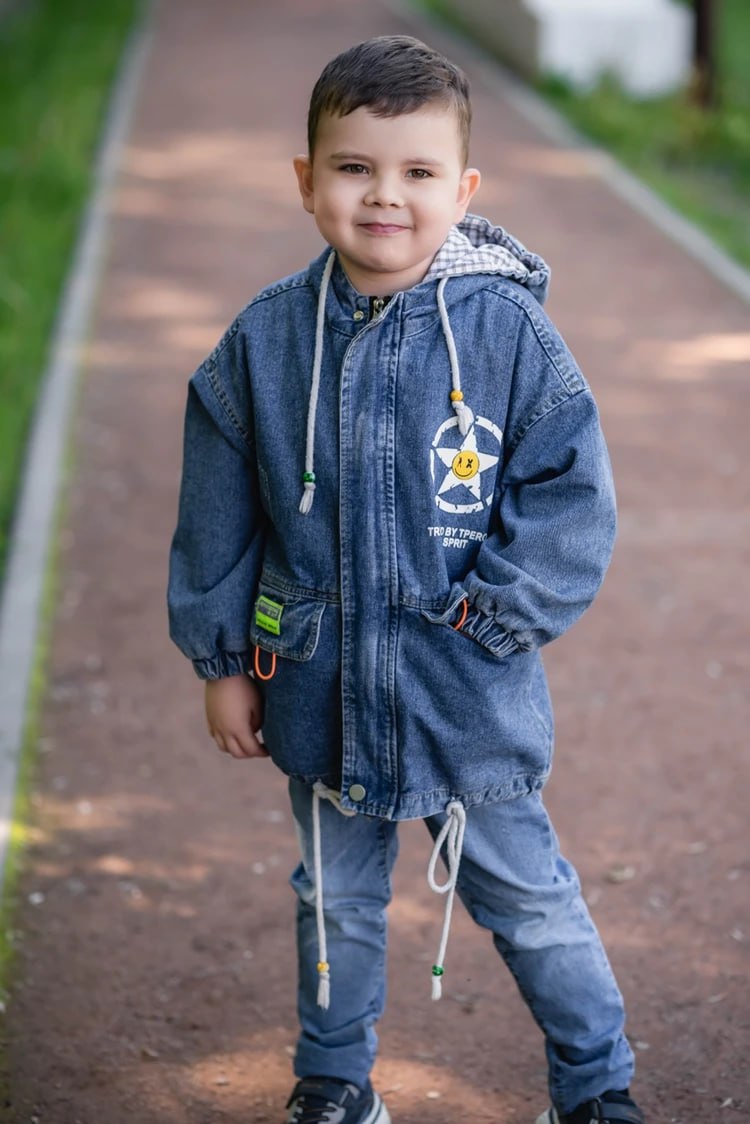 Мальчику из Отрадного с редким заболеванием помогли купить самое дорогое лекарство в мире Ранее мы рассказывали что мальчик родился богатырем но со временем стал слабеть на глазах У Савелия выявили генетическое заболевание которое постепенно разрушало его мышцы Страшный диагноз миодистрофия Дюшенна поставили мальчику год назад Спасти ему жизнь могло только лекарство за 240 млн рублей неподъемная сумма для семьи Папа мальчика придумал акцию которая смогла растопить сердца тысячи людей Мужчина объездил 60 городов где снимал на фоне стел видео рассказывая что его сыну нужна помощь Сбор поддержали как обычные люди так и знаменитости В начале ноября необходимую сумму собрали Через несколько дней после этого Савелий вместе с отцом отправился в ОАЭ чтобы получить необходимое лекарство Долгожданную процедуру мальчику провели 16 декабря Сейчас он чувствует себя хорошо Впереди малыша ждут два месяца реабилитации Пожелаем Савелию здоровья     Подписаться на truekpru63 Мы в MAX