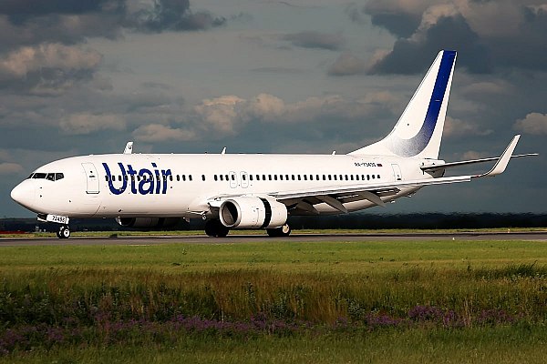 Utair в I полугодии получила 2,2 млрд рублей чистой прибыли по РСБУ ПАО "Авиакомпания "ЮТэйр" в январе-июне 2025 года получило 2,2 млрд рублей чистой прибыли по РСБУ против 2,25 млрд рублей чистого убытка годом ранее. Выручка перевозчика увеличилась на 9,7% и достигла 37,5 млрд рублей. Об этом сообщает "Интерфакс". Себестоимость продаж при этом выросла на 7,3%, до 39,3 млрд рублей. Валовый убыток и убыток от продаж сократились в 2,1 раза, составив по 742 млн рублей. У компании в 8,6 раза, до 4,43 млрд рублей, возросли прочие доходы, прочие расходы сократились на 18%, до 305 млн рублей. В итоге компания получила 3,1 млрд рублей прибыли до налогообложения против 2 млрд рублей убытка годом ранее и вышла на чистую прибыль. aviaru.net/n286104